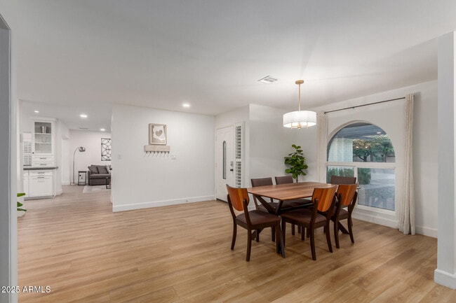 Building Photo - 5253 E Beck Ln