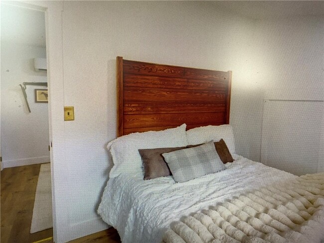 Building Photo - 911 S Main St