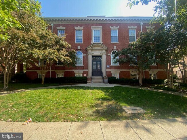 Building Photo - 2035 2nd St NW