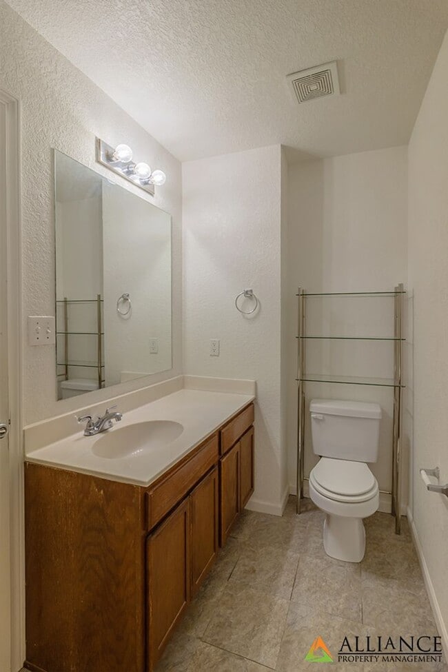 Building Photo - Town Home in West Manhattan!