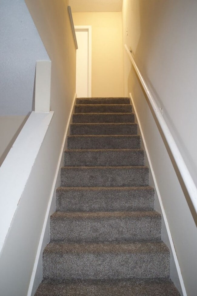 Building Photo - Nice 3 Bedroom 2.5 Bathroom Townhome