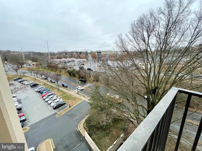 Building Photo - 4600 S Four Mile Run Dr