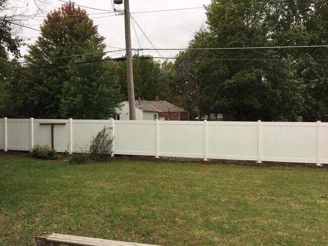 Building Photo - Large 3 bed 2 bath North Riverside Home