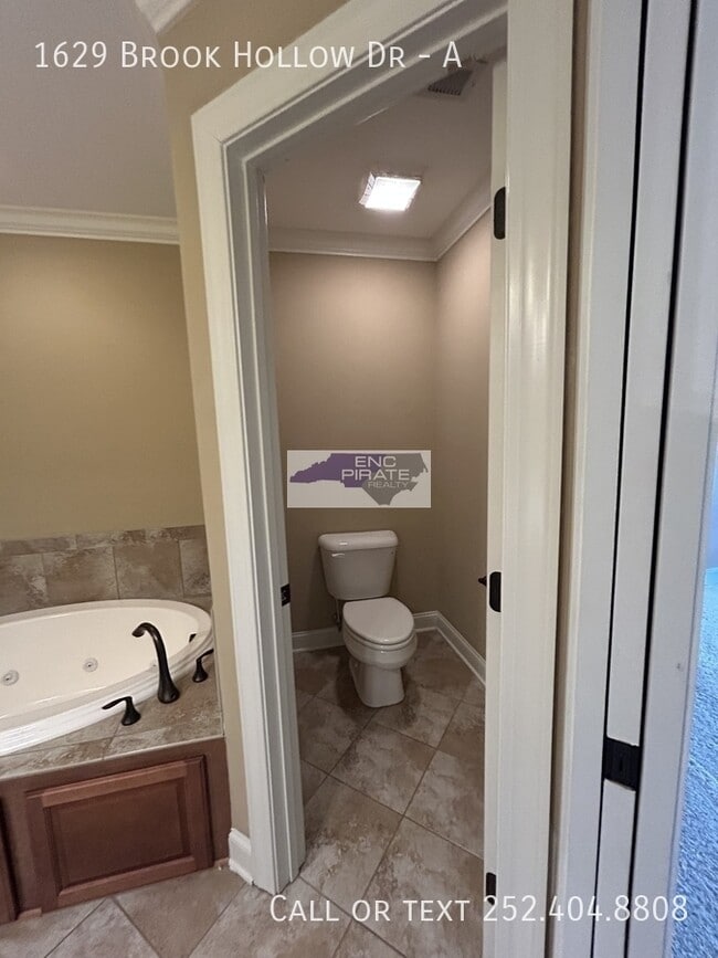Building Photo - 1629 Brook Hollow Dr