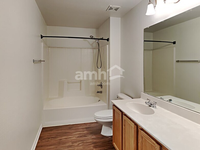 Building Photo - 9024 Eastwood Ave