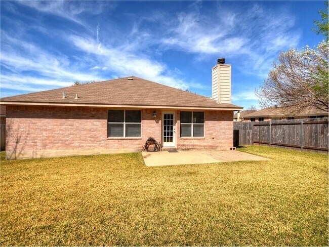 Building Photo - CHARMING CHANDLER CREEK HOME