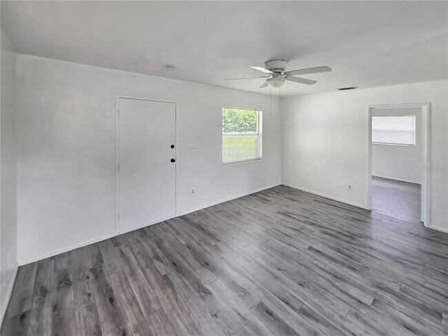 Building Photo - 185 E Lake Mary Ave