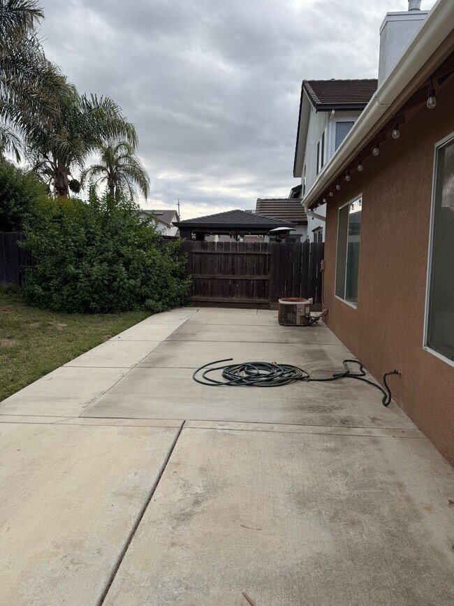 Building Photo - For Rent: 3 bedroom 2 bath
