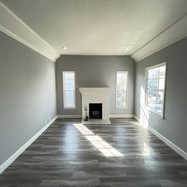 Building Photo - 1146 S Cochran Ave