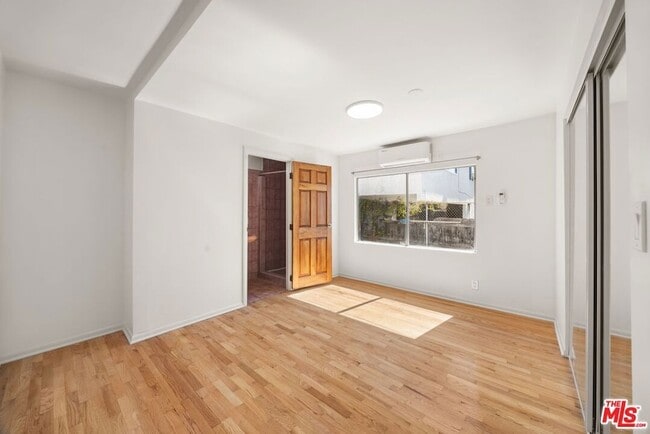 Building Photo - 1538 N Mariposa Ave
