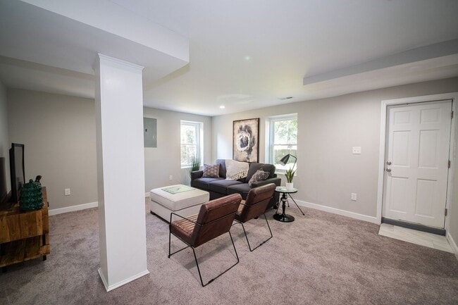 Building Photo - 3 Bedrooms, 2 Bathrooms on Colonial Avenue in Colonial Heights! Must SEE!!!