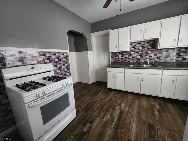 Building Photo - 11321 Parkview Ave
