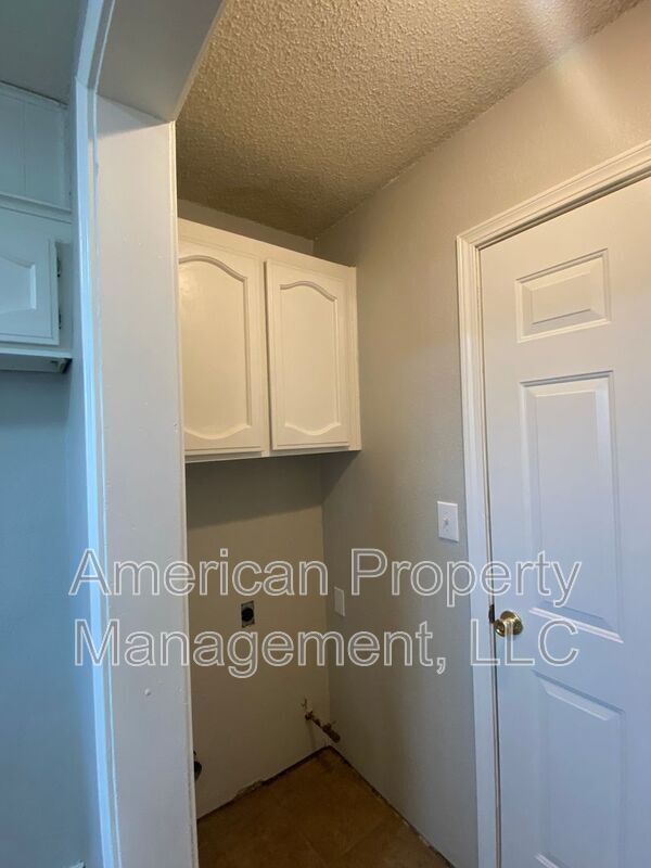 Building Photo - 1132 N Hickory Dr