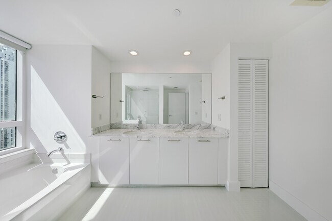 Building Photo - 950 Brickell Bay Dr