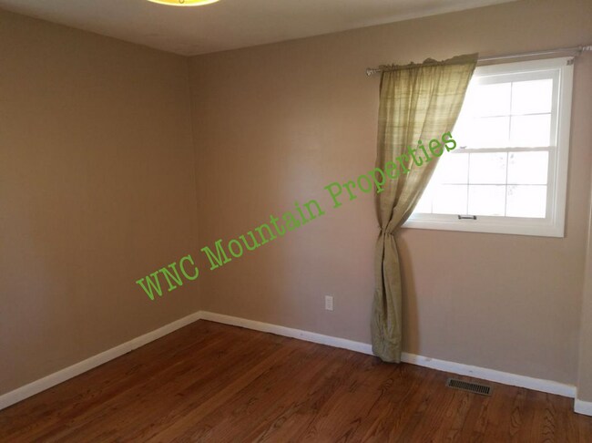 Building Photo - 374 Royal Pines Dr