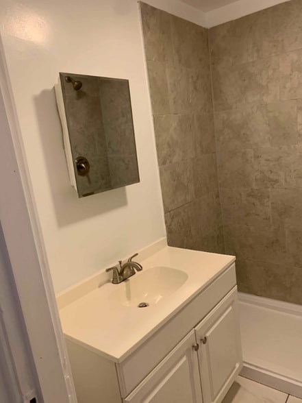 Building Photo - 709 Carothers Ave