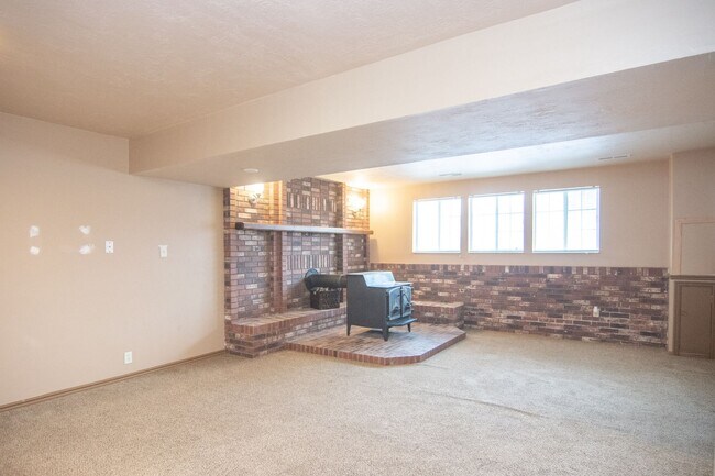 Building Photo - Really Nice 4 bedroom 3 Bath Home on Spacious Lot!