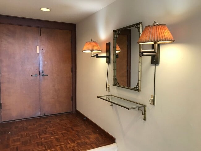 Building Photo - Waialae Iki, large family home 4 bedroom, 4 baths, 2 car garage