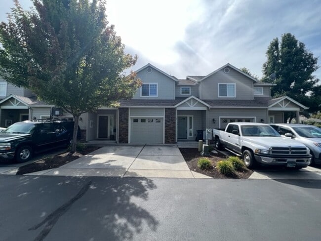 Building Photo - 3 BEDROOM TOWNHOME/ FENCED YARD/ ATTACHED GARAGE