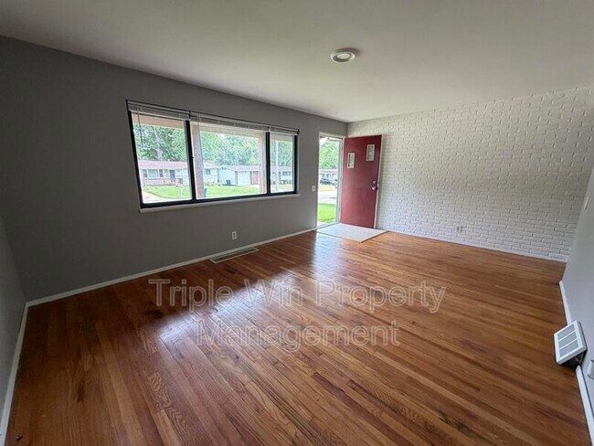 Building Photo - 10319 Varnum Dr
