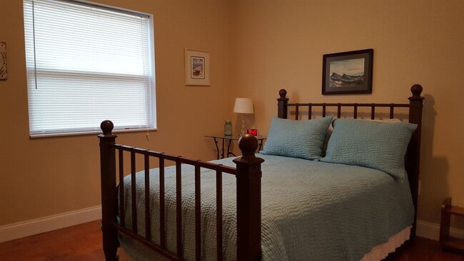 Building Photo - 2 Bedroom Duplex