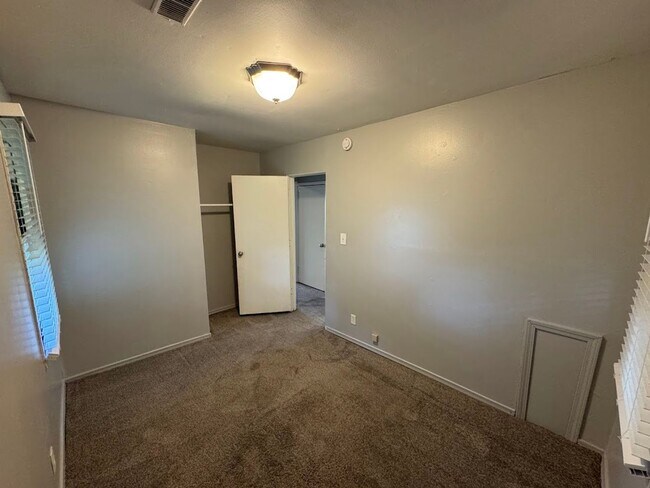Building Photo - 2 bed 1 bath Ferndale ranch on a quiet, tree-lined street.