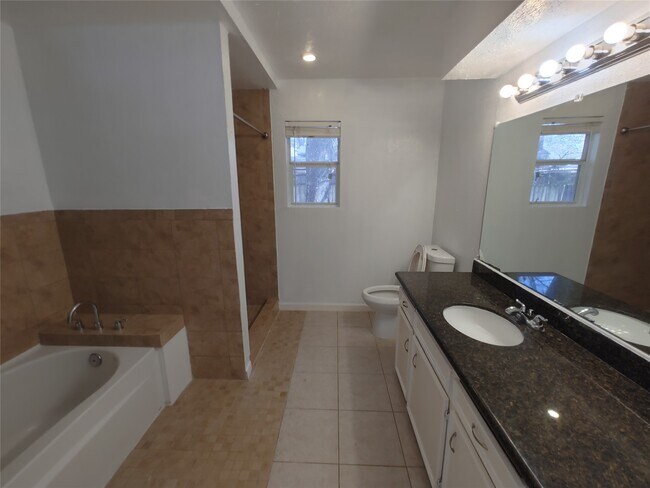 Building Photo - 633 Mosswood Dr