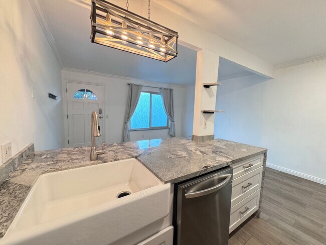Building Photo - Beautifully Remodeled 1 BD, 1 Mile to beach