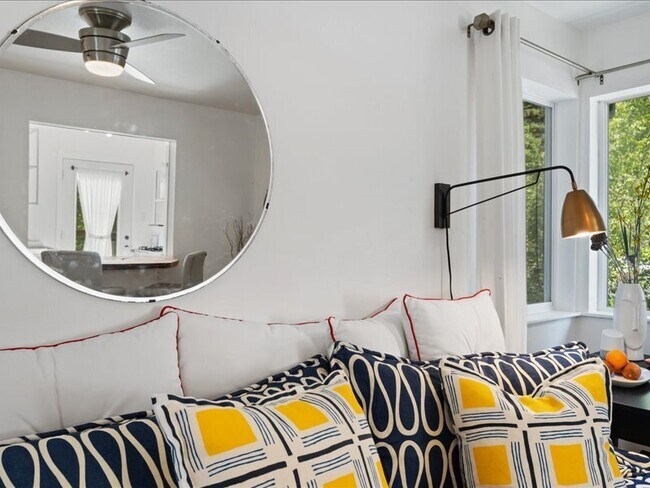 Building Photo - 14975 River Rd