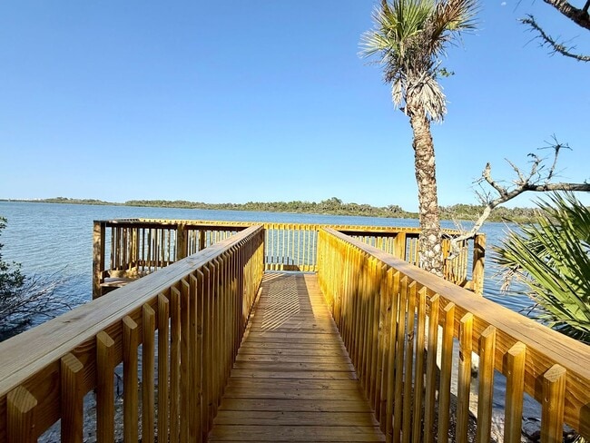 Building Photo - Designed for the way you live! 3Bedrooms/2.5Bath Edgewater Townhome