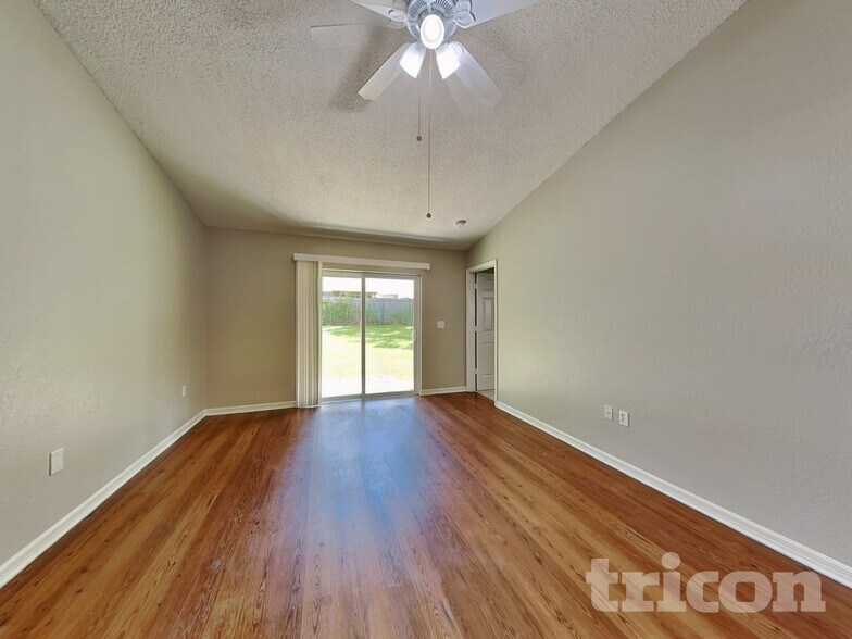 Building Photo - 7833 Manor Dr