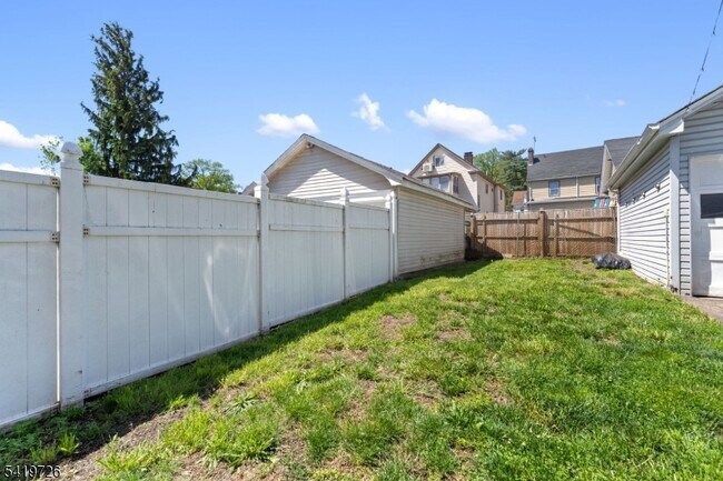 Building Photo - 144 Bellevue St