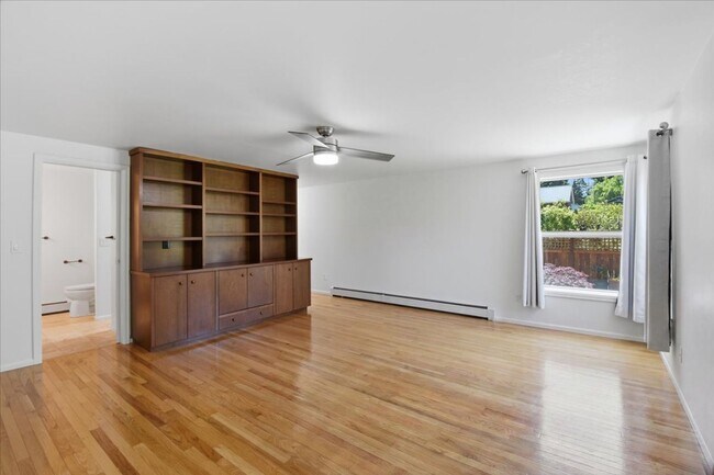Building Photo - 3bd/1.75ba Shoreline Home