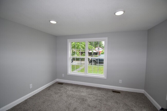 Building Photo - 2 Bedroom Home For Rent Near APSU!