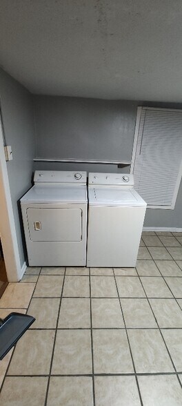 Building Photo - 416 Gibbs Rd