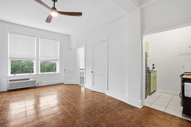 Building Photo - Studio off of Forsyth Park in Historic Downtown Savannah!