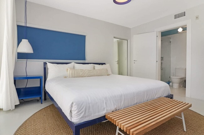 Building Photo - 250 Collins Ave