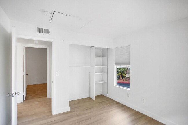 Building Photo - 3 Bedroom, 2 Full Bath Condo In Great Location