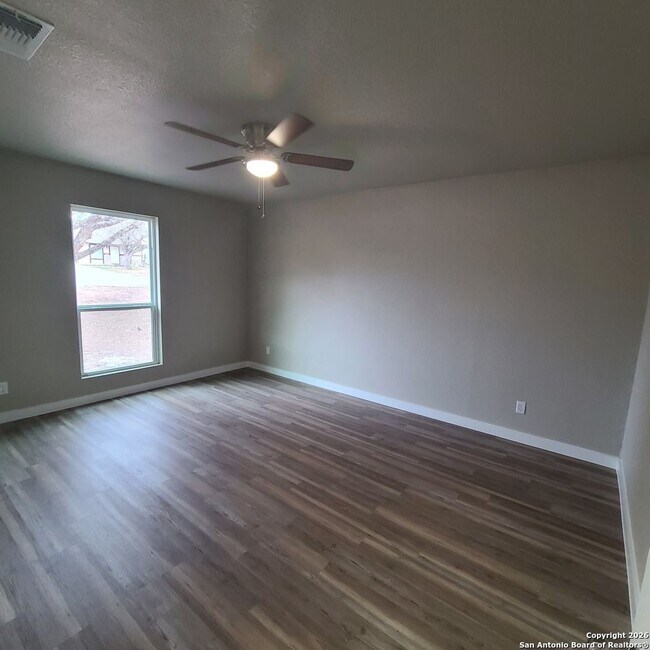 Building Photo - 3 Bedrooms 1 and 1/2 Bath