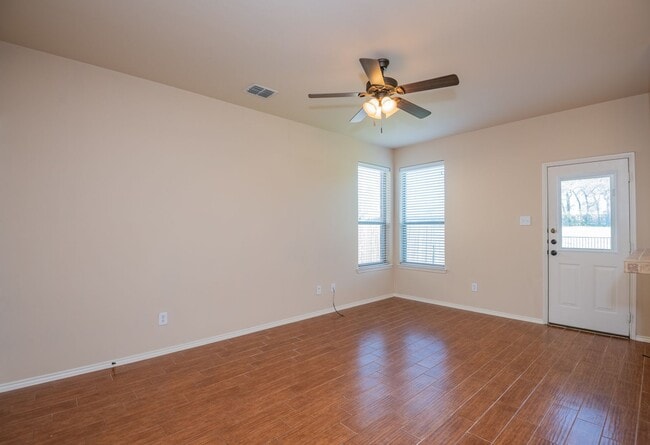 Building Photo - Beautiful 3 Bedroom, 2.5 Bath duplex located in Woodland Estates!