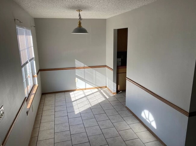 Building Photo - 2 Bedroom / 1.5 Bathroom Townhouse w/ Fenc...