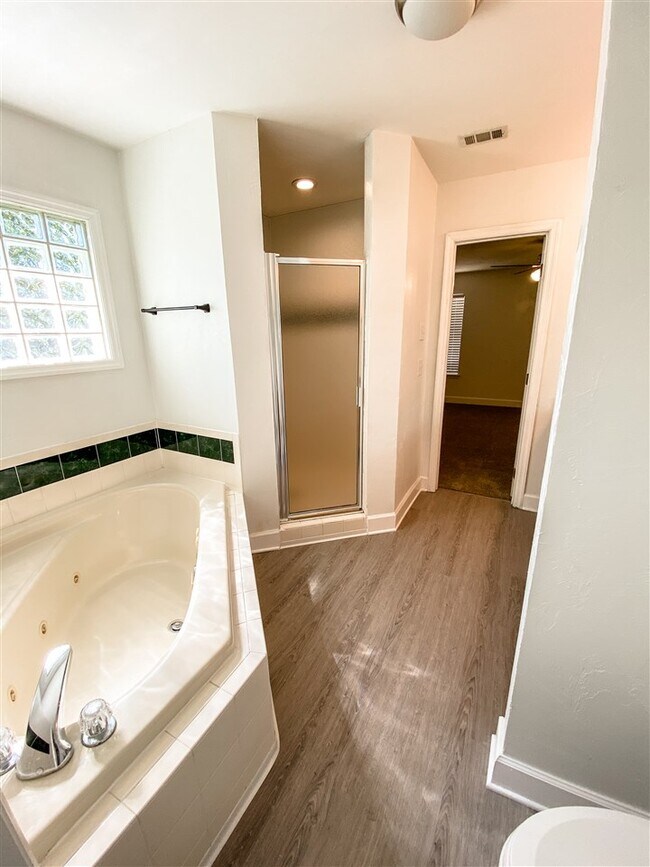 Building Photo - 1301 Sumerlin Dr