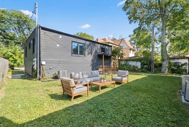 Building Photo - 2307 Lake St