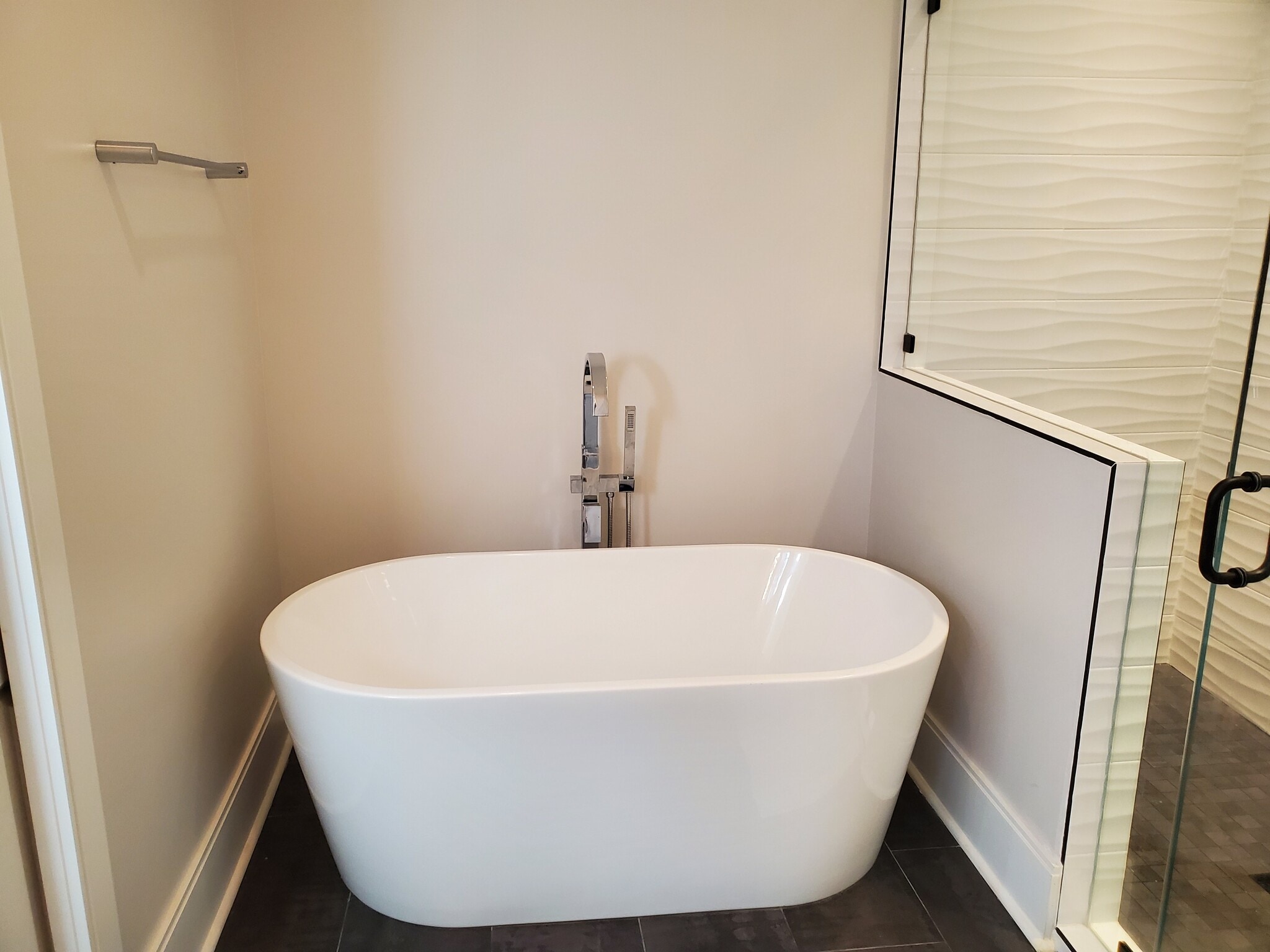 Tub has extra room for a comfortable soak! - 1021 Cheatham Pl