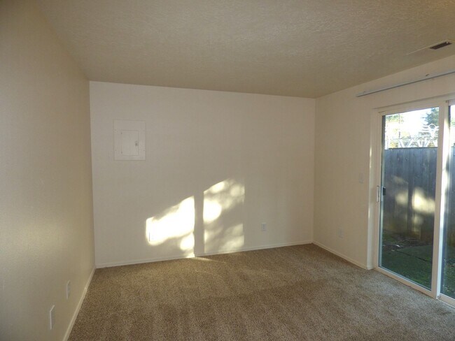 Building Photo - Rent Special: 1/2 Off March's Rent - Ground Level 2 Bed 1 Bath W/ Air Conditioning