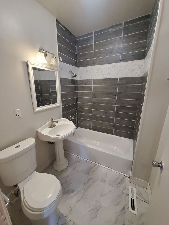 Building Photo - 223-225 E Burleigh St. (Duplex)
