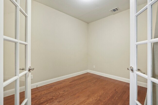 Building Photo - 5812 La Vista Dr