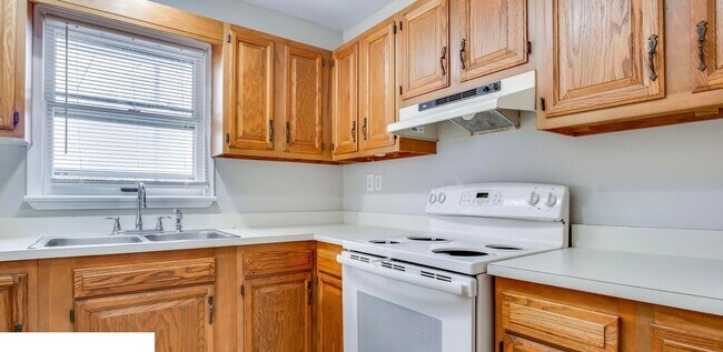 Building Photo - Live in the Heart of It All – 2BR Duplex w...