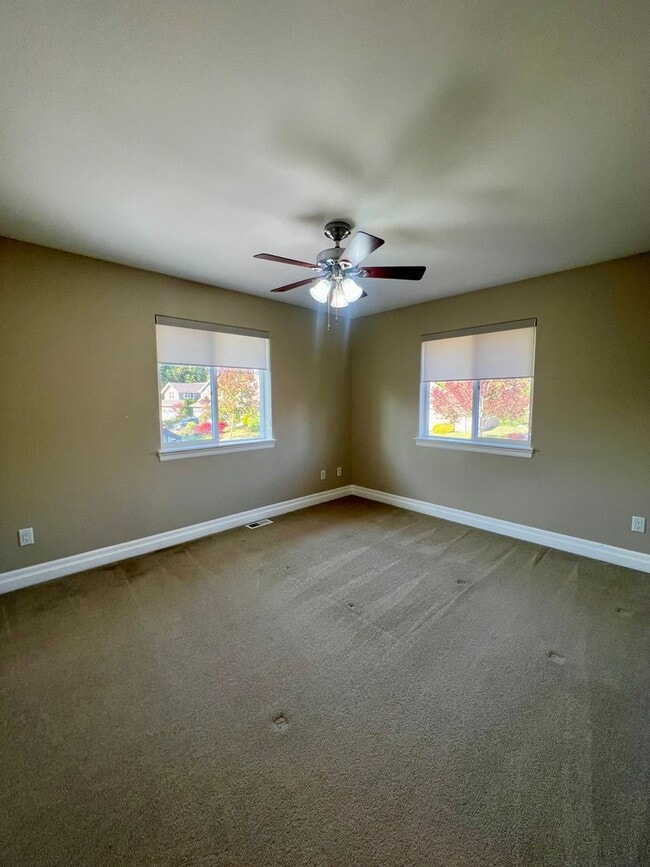 Building Photo - Beautiful 3 Bedroom in Private Community! HALF OFF FIRST MONTHS RENT!