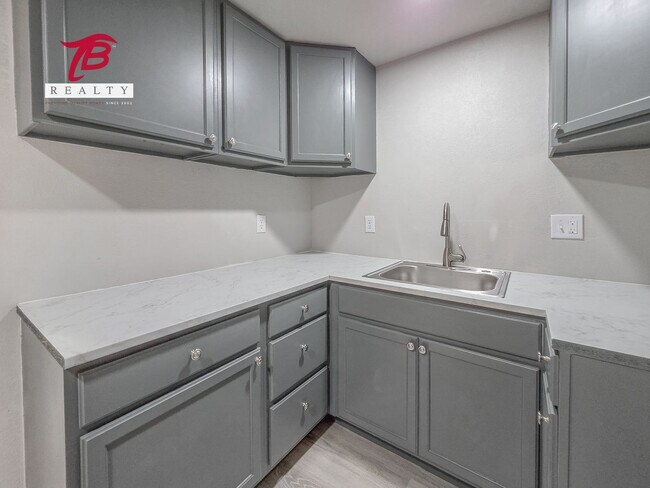 Building Photo - Charming and Newly Renovated 4-Bedroom Hom...